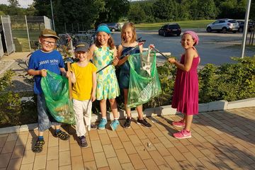Kindergruppe holt Müll aus der Natur